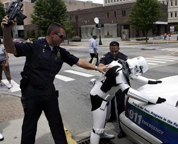 Stormtrooper sendo revistado.