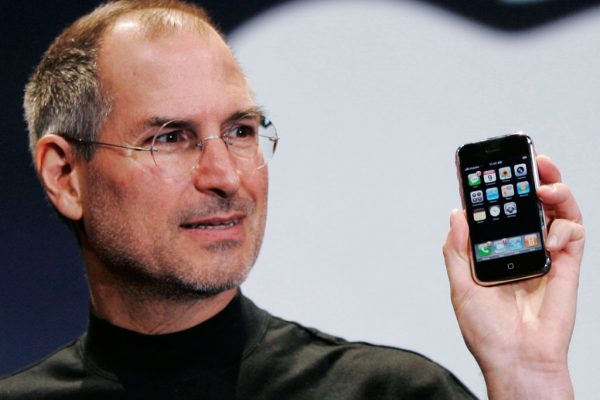 steve-jobs-holding-iphone